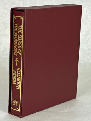 #179089) THE CURSE OF THE PHARAOHS. Elizabeth Peters, Barbara Mertz